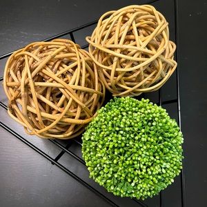 3x Decorative Balls
